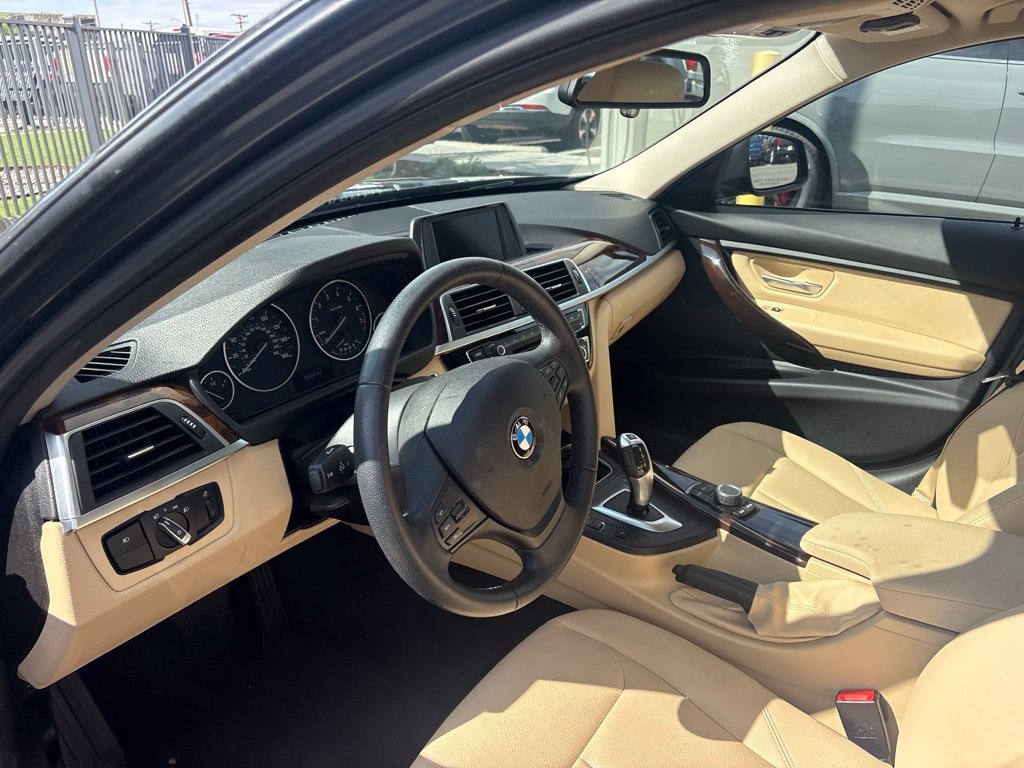 Used 2017 Gray BMW 320i xDrive image 9