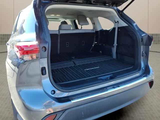 Used 2020 Gray Toyota XLE image 9