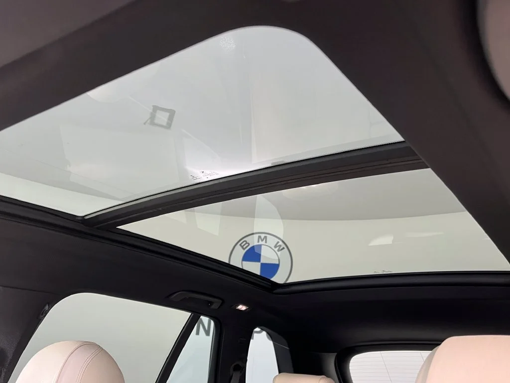 Used 2021 White Metallic BMW xDrive40i image 27