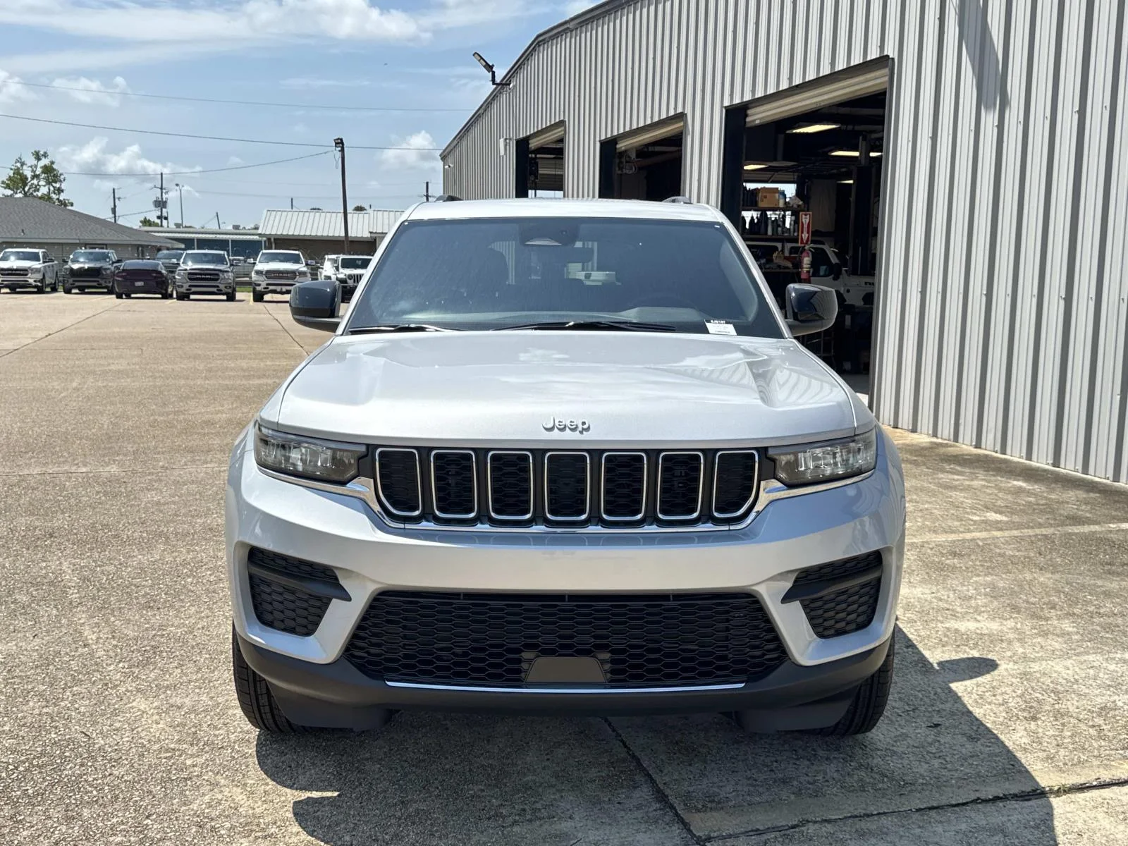 New 2026 Silver Zynith Exterior Paint Jeep Laredo image 2
