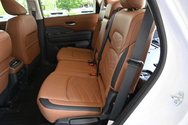 Used 2025 White Nissan Platinum image 22