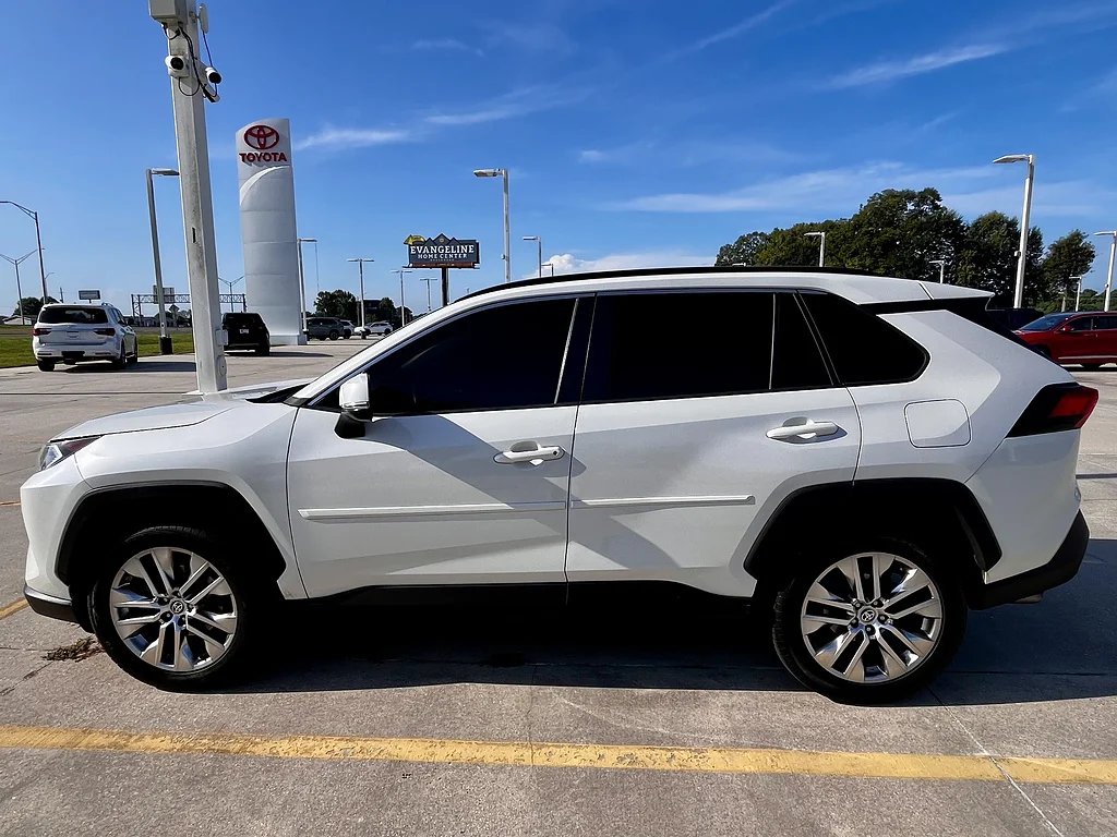 Used 2021 Blizzard Pearl Toyota XLE Premium image 6