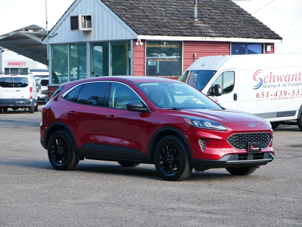 Used 2022 Red Ford SE image 1