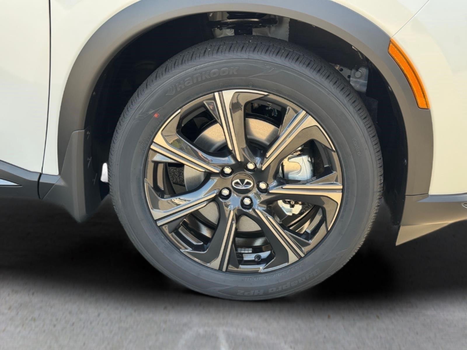 New 2027 2T RAD WHT INFINITI Autograph AWD image 9