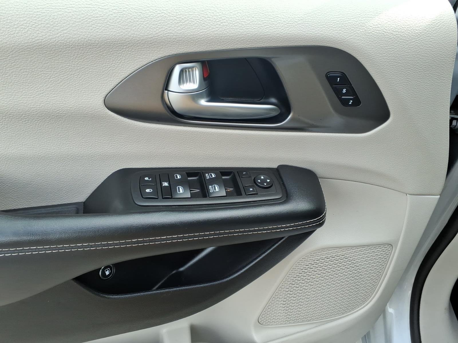Used 2023 Silver Mist Clearcoat Chrysler Hybrid Touring L image 14