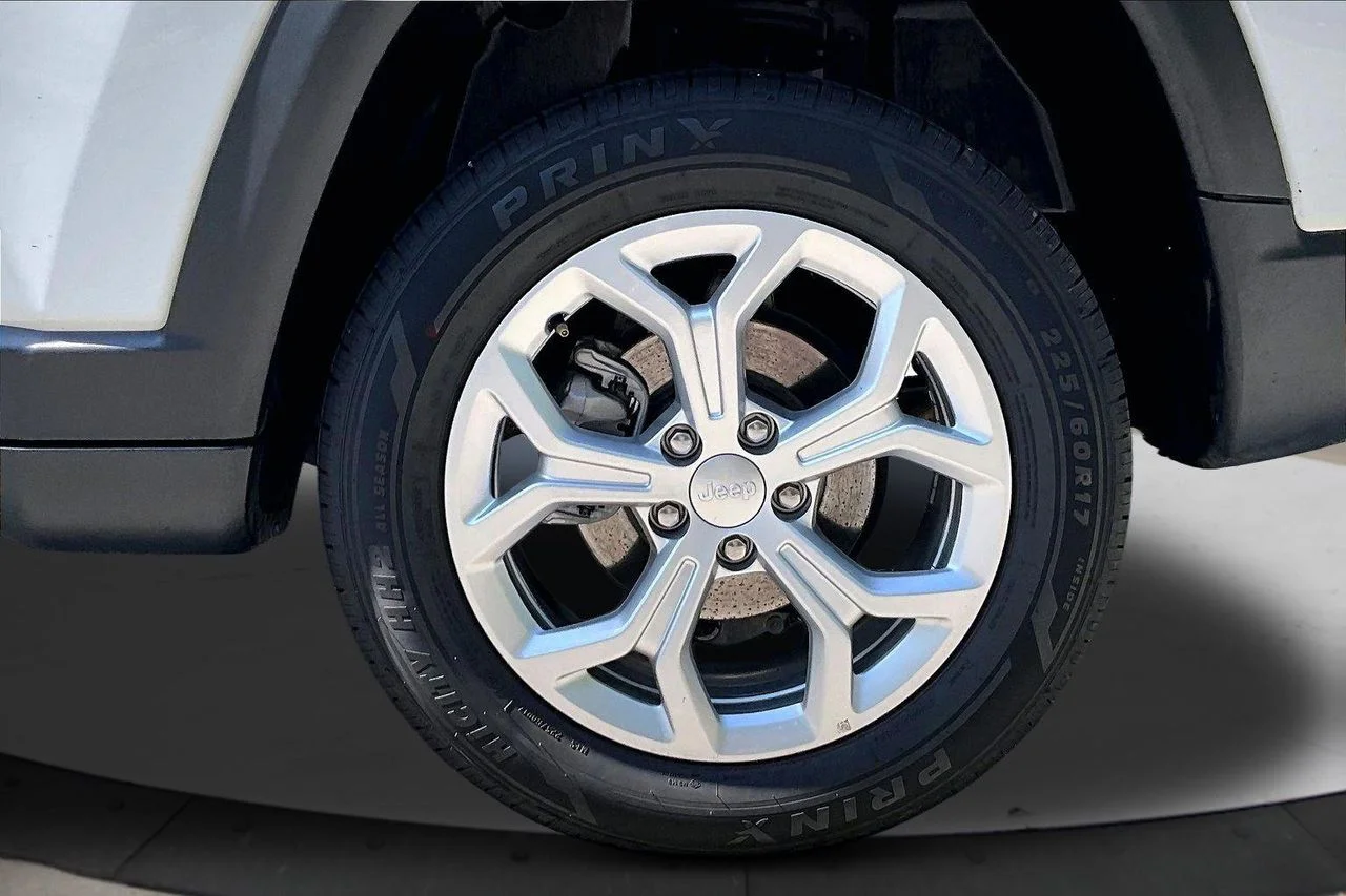 Used 2024 White/off-white Jeep Latitude image 33