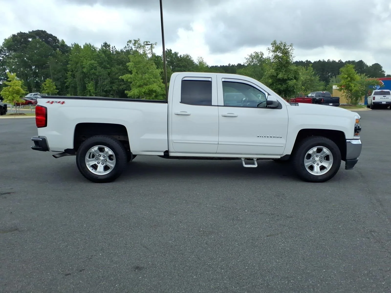 Used 2018 Summit White Chevrolet LT image 9