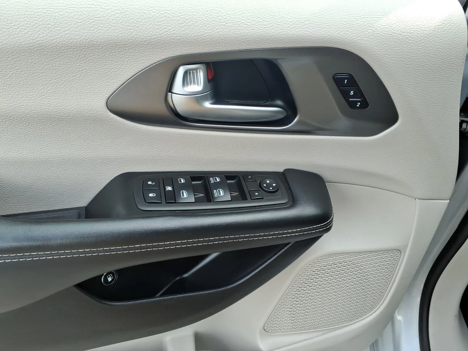 Used 2023 Silver Mist Clearcoat Chrysler Hybrid Touring L image 14