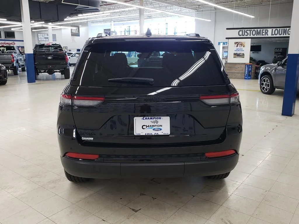 Used 2024 Diamond Black Jeep Altitude X image 7