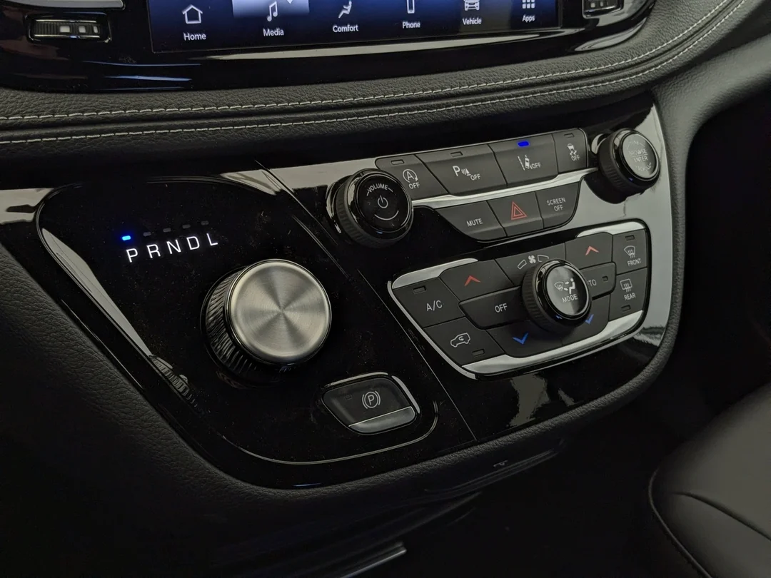 New 2026 Black Chrysler Select - - FWD - 360 Camera - FAV Edition - Power Liftgate - Remote Start & More! image 19