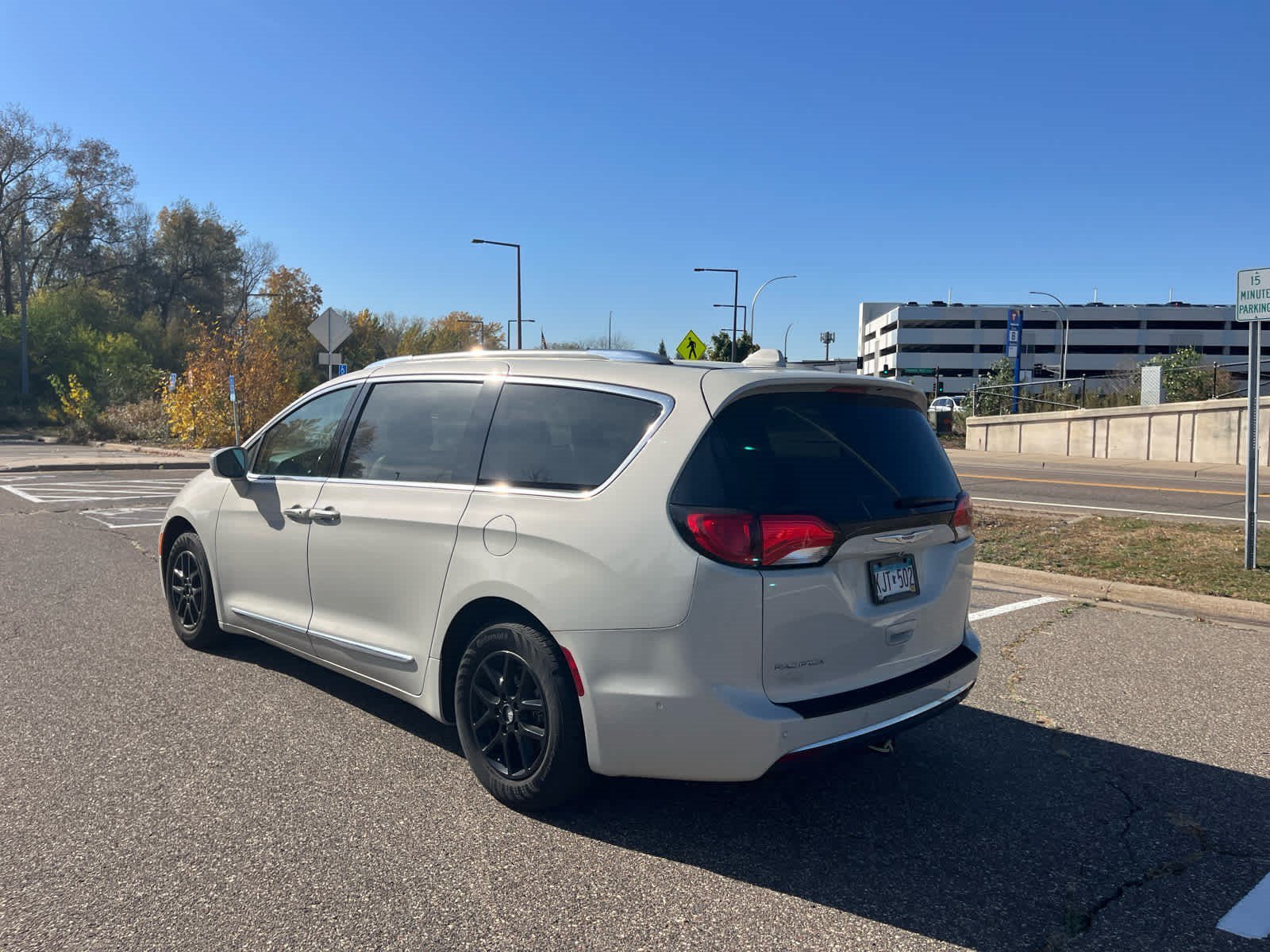 Used 2020 Luxury White Pearlcoat Chrysler Touring L image 4