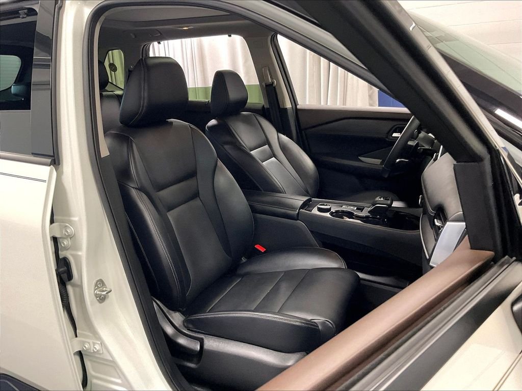 Used 2023 White Nissan SV image 11
