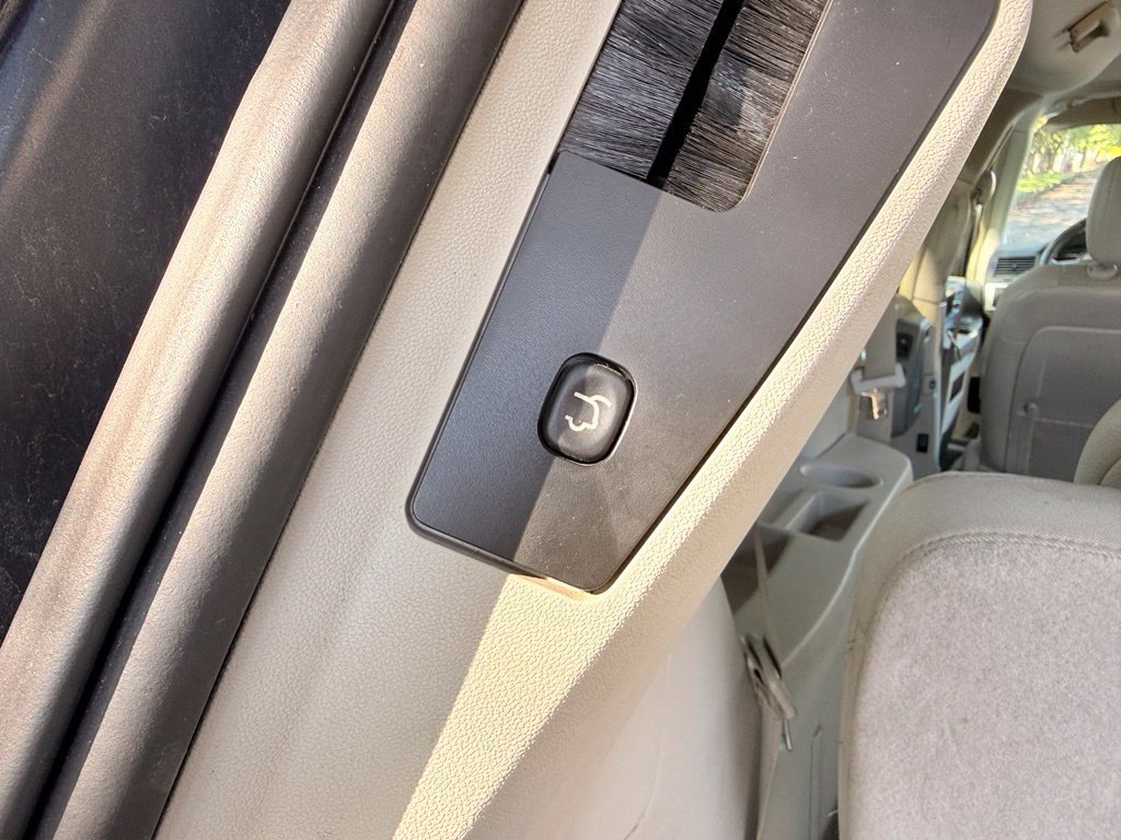 Used 2009 Blue Chrysler Touring image 29