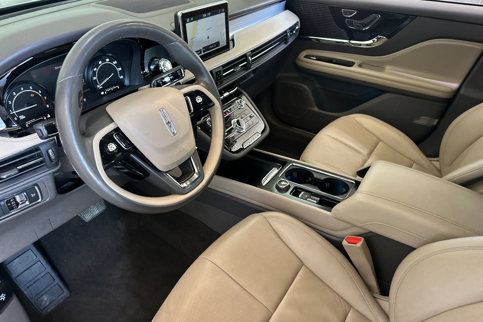 Used 2022 White Lincoln Standard image 9