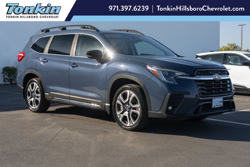 Used 2025 Cosmic Blue Pearl Subaru Limited image 1