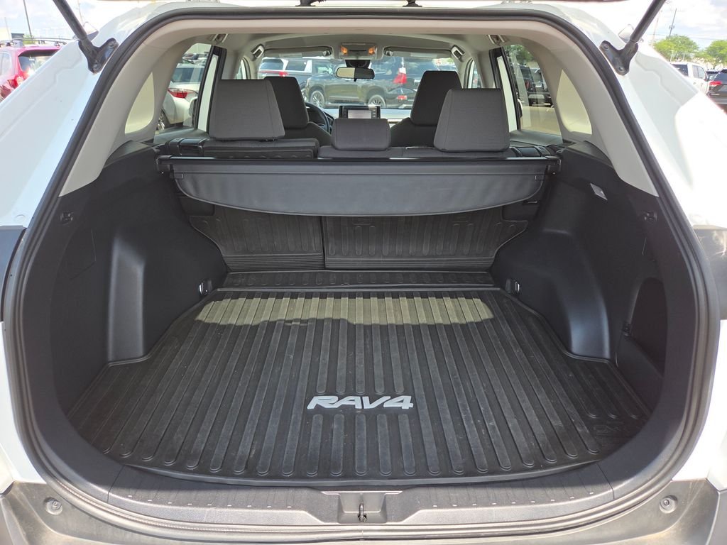 Used 2020 White Toyota XLE image 22