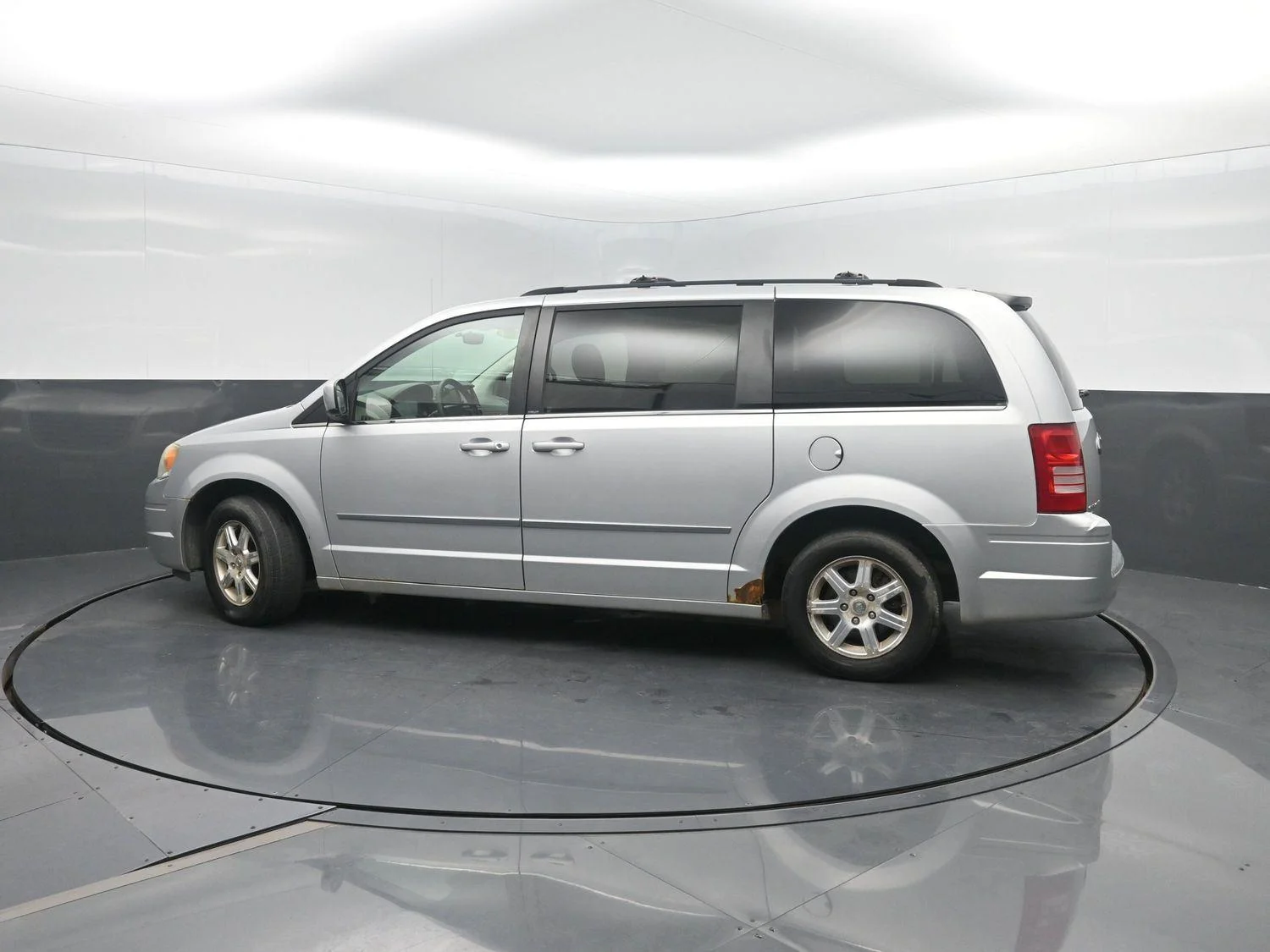 Used 2009 Bright Silver Metallic Chrysler Touring image 38