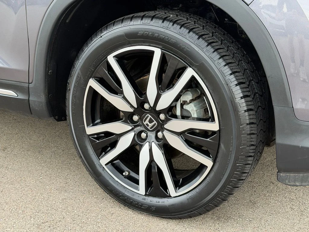 Used 2020 Silver Honda Touring image 27