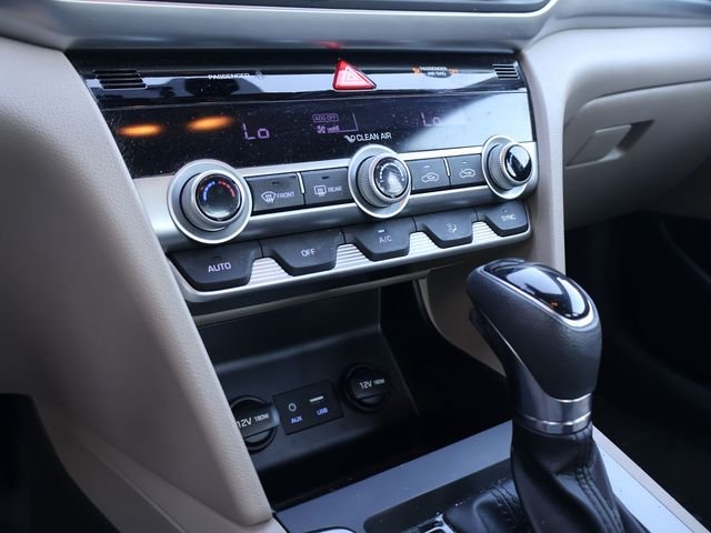 Used 2020 White Hyundai SE image 13