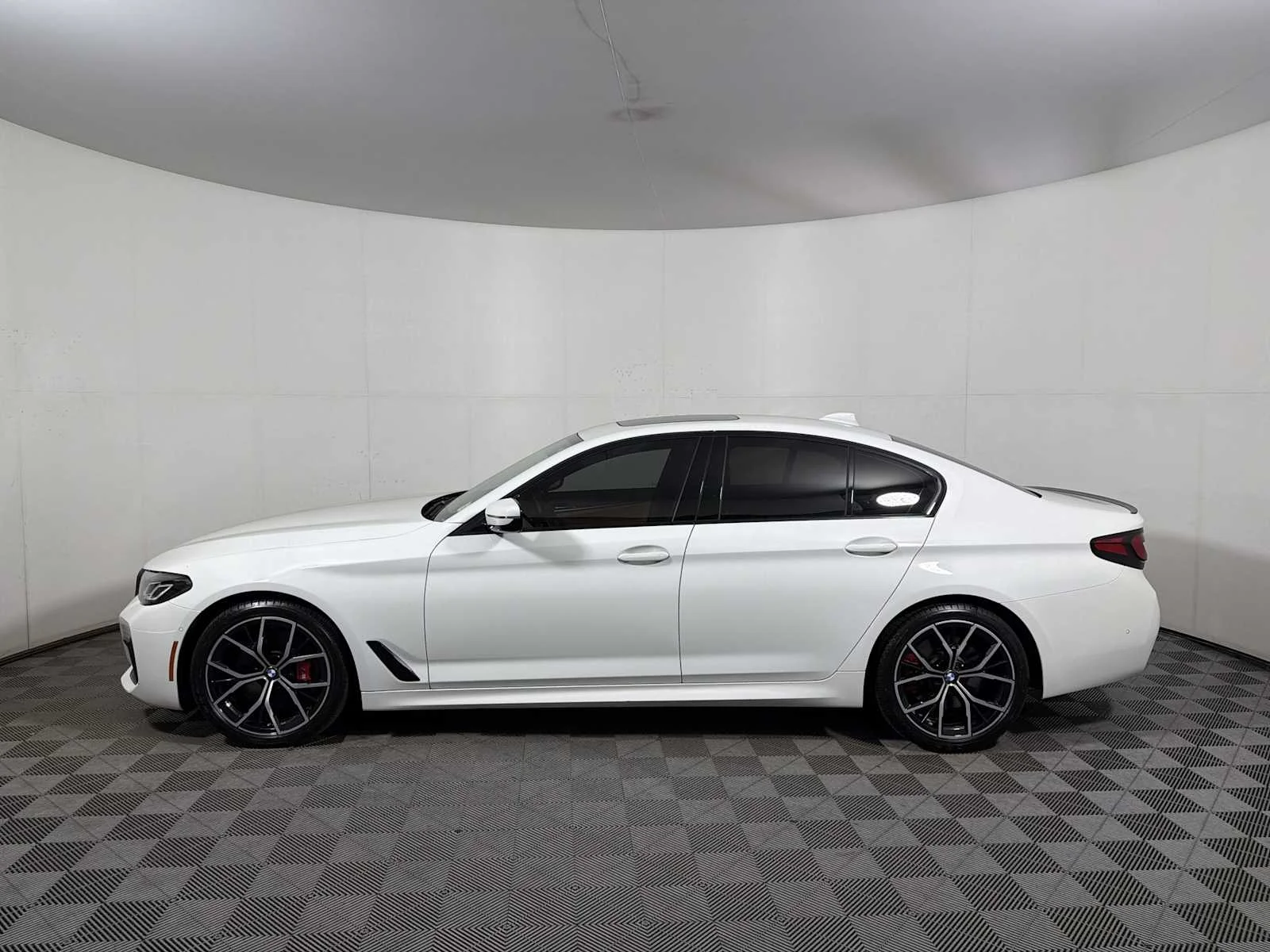 2023 BMW 5 Series 530i - Photo 4