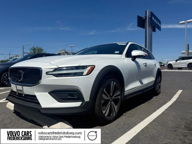 2025 Volvo V60 Cross Country B5 Plus AWD's photo