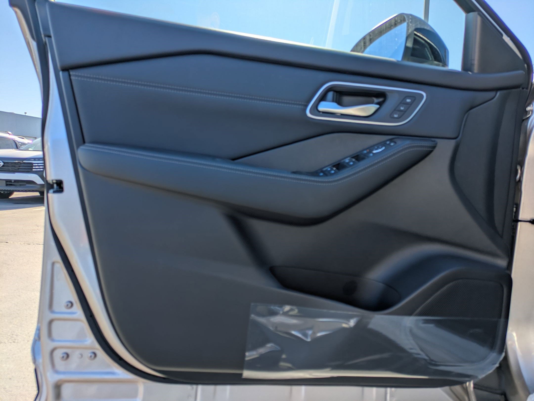 New 2026 Champagne Silver Metallic/Super Black Nissan Platinum image 8