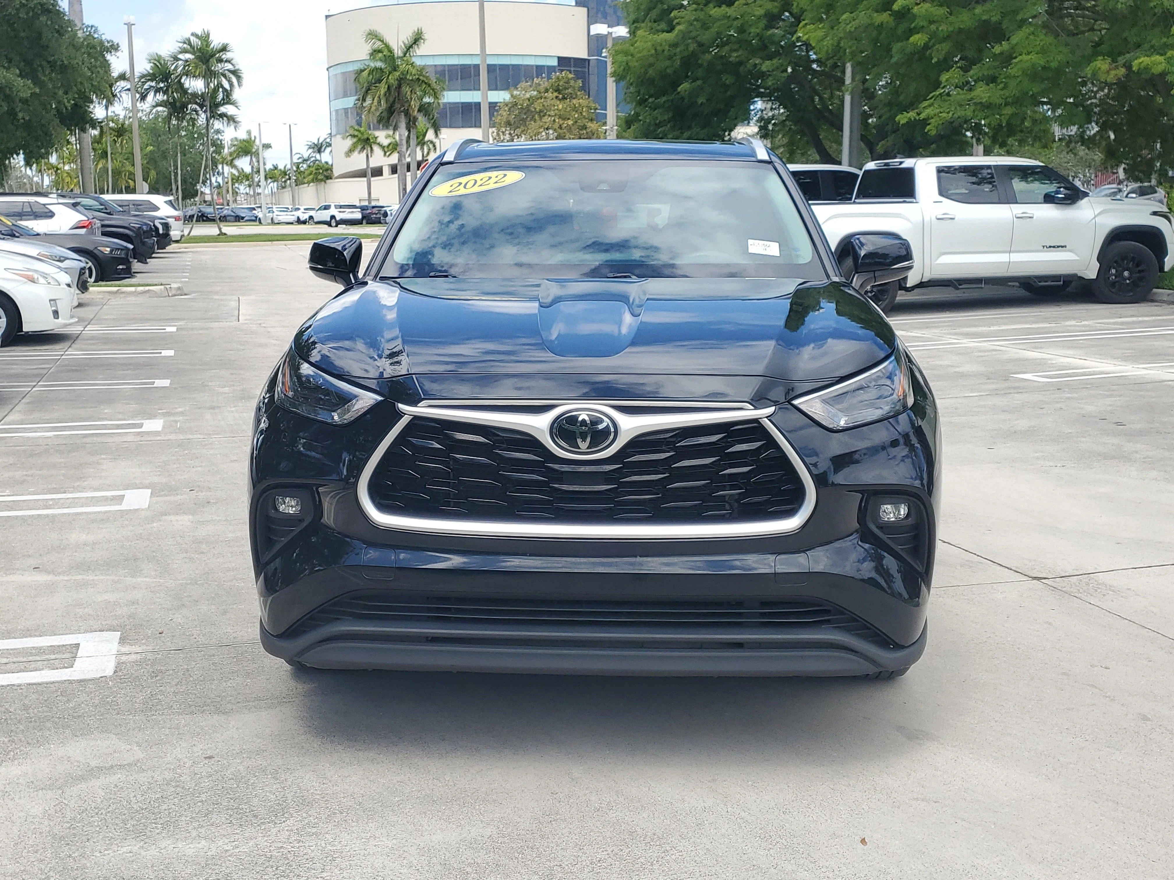 Used 2022 Midnight Black Metallic Toyota XLE image 8