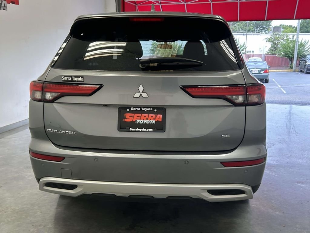 Used 2023 Gray Mitsubishi SE Special Edition image 4