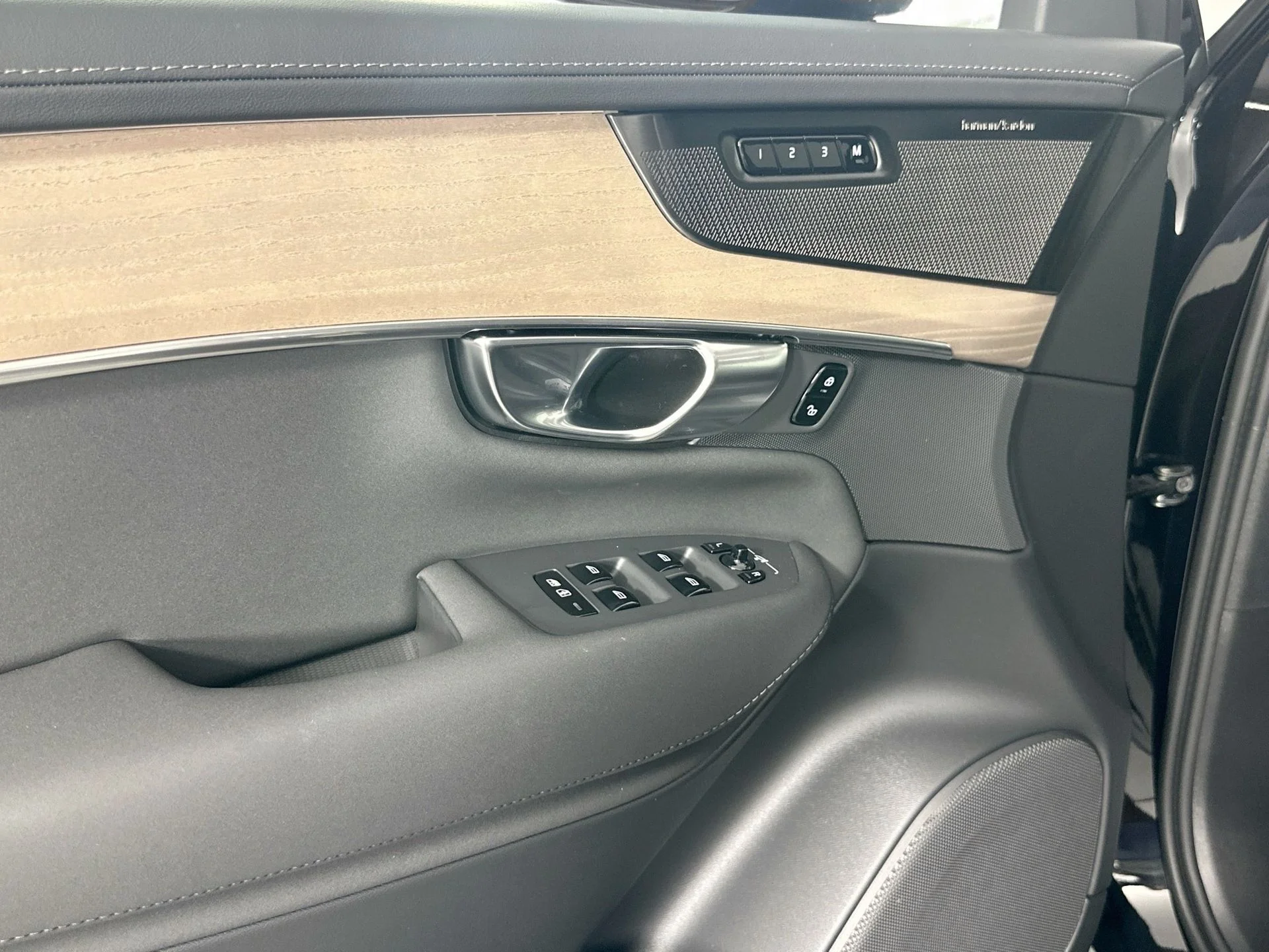 2026 Volvo XC90 Plus - Photo 17