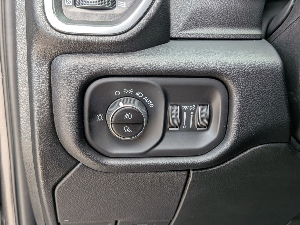 New 2026 Granite Crystal Metallic Clear-Coat Exterior Paint RAM Laramie image 19