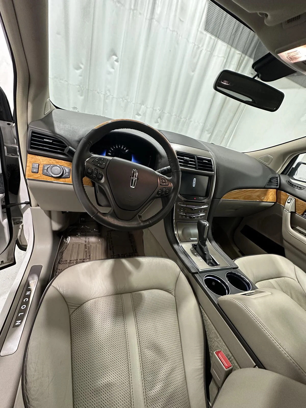 Used 2015 White Lincoln AWD image 9
