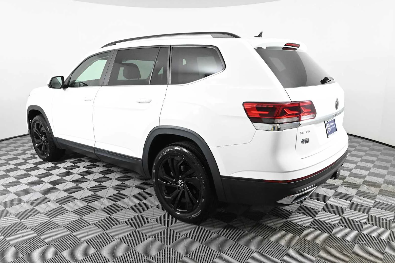 Certified Used 2022 Pure White Volkswagen 3.6L V6 SE w/Technology image 5