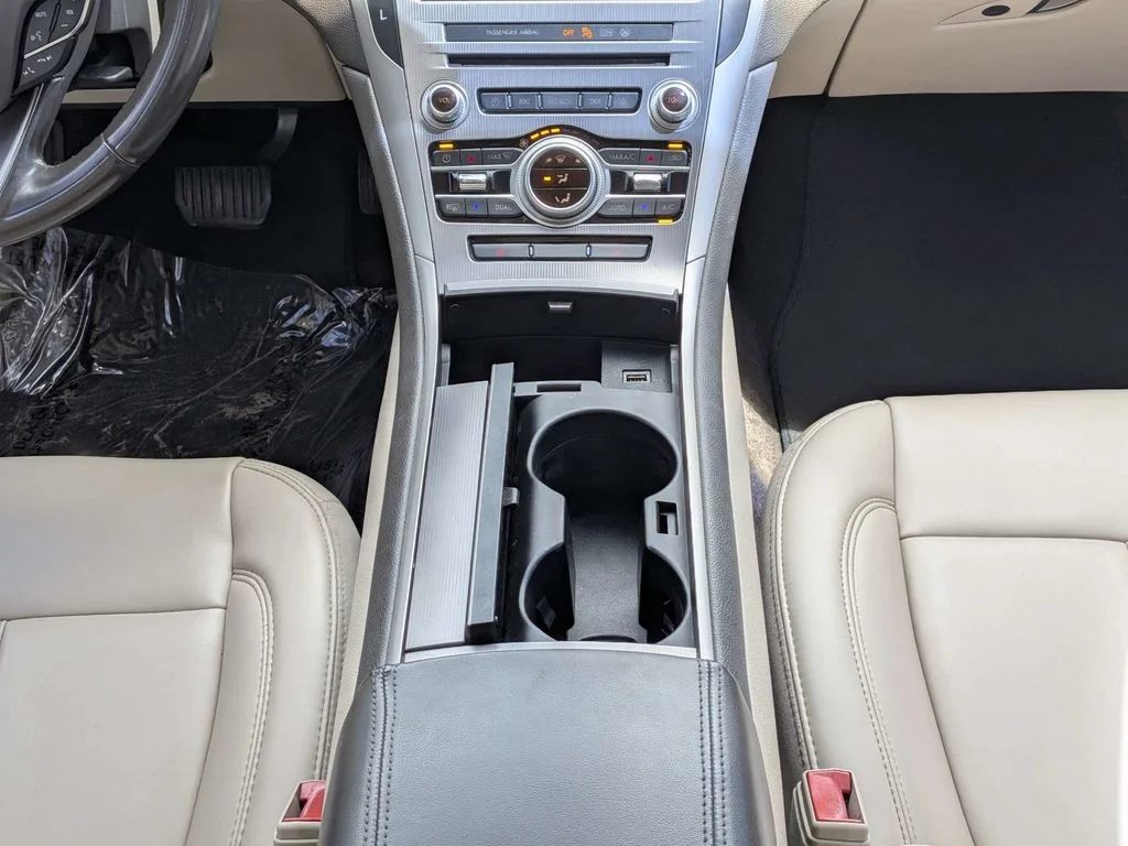 Used 2017 White Lincoln Premiere image 17