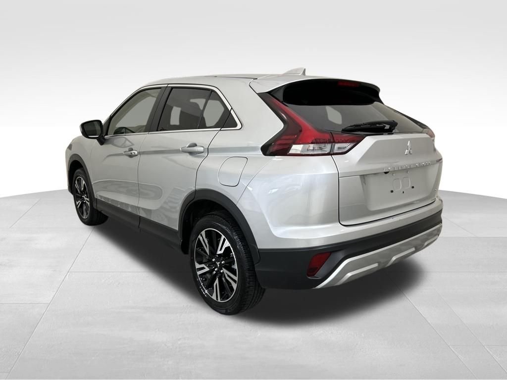 Used 2025 Silver Mitsubishi SE image 3