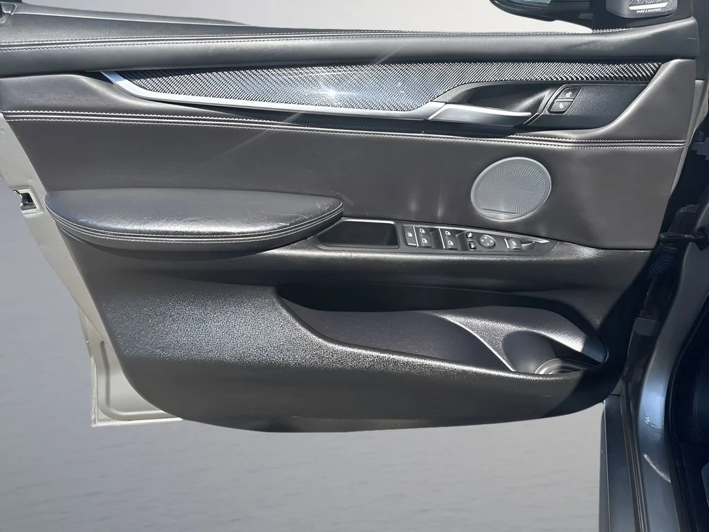 Used 2018  BMW  image 27
