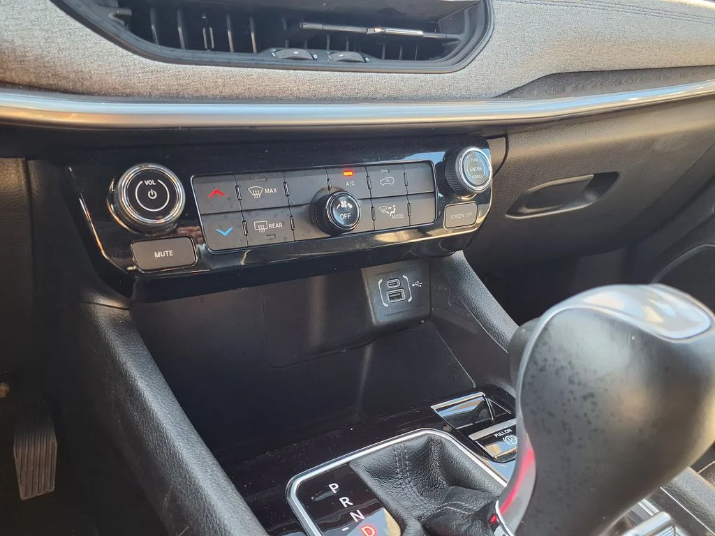 Used 2025 White Jeep Latitude image 27