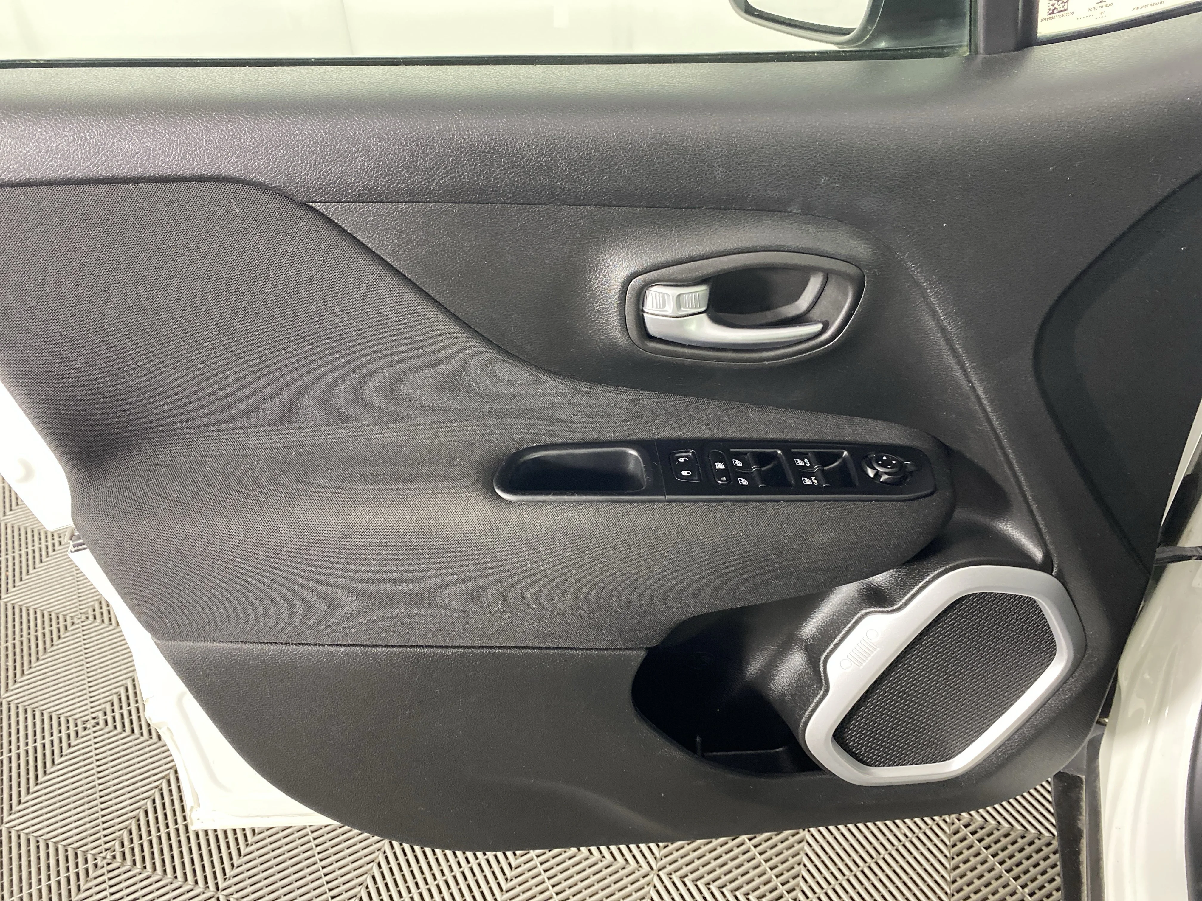 Used 2020 Alpine White Clearcoat Jeep Latitude image 14