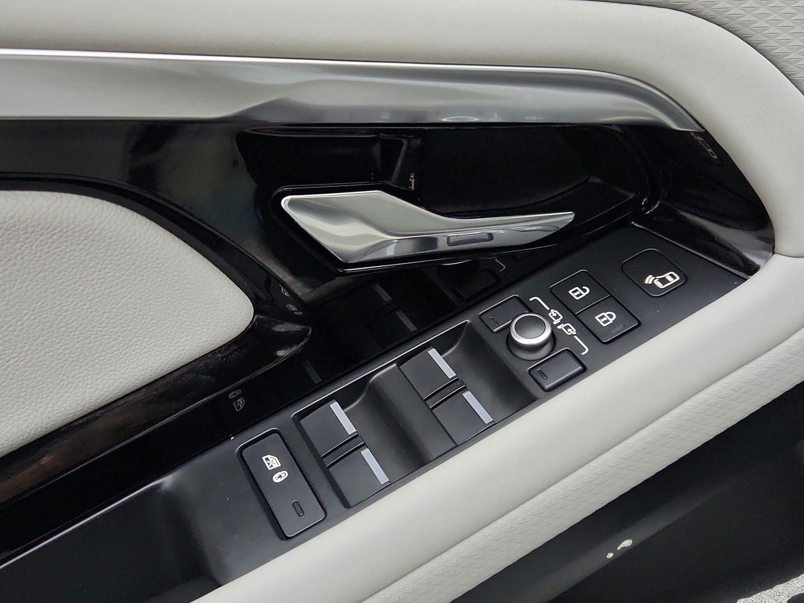 Used 2021 Fuji White Land Rover S image 25