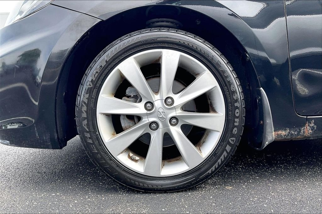 Used 2013 Black Hyundai SE image 8
