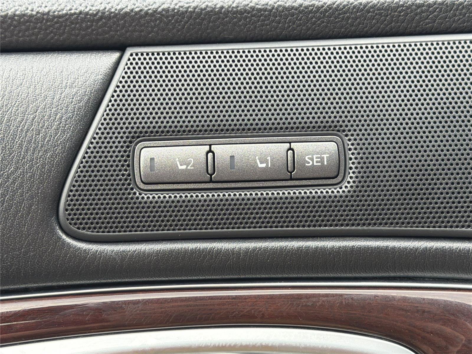 Used 2013  INFINITI Base image 14