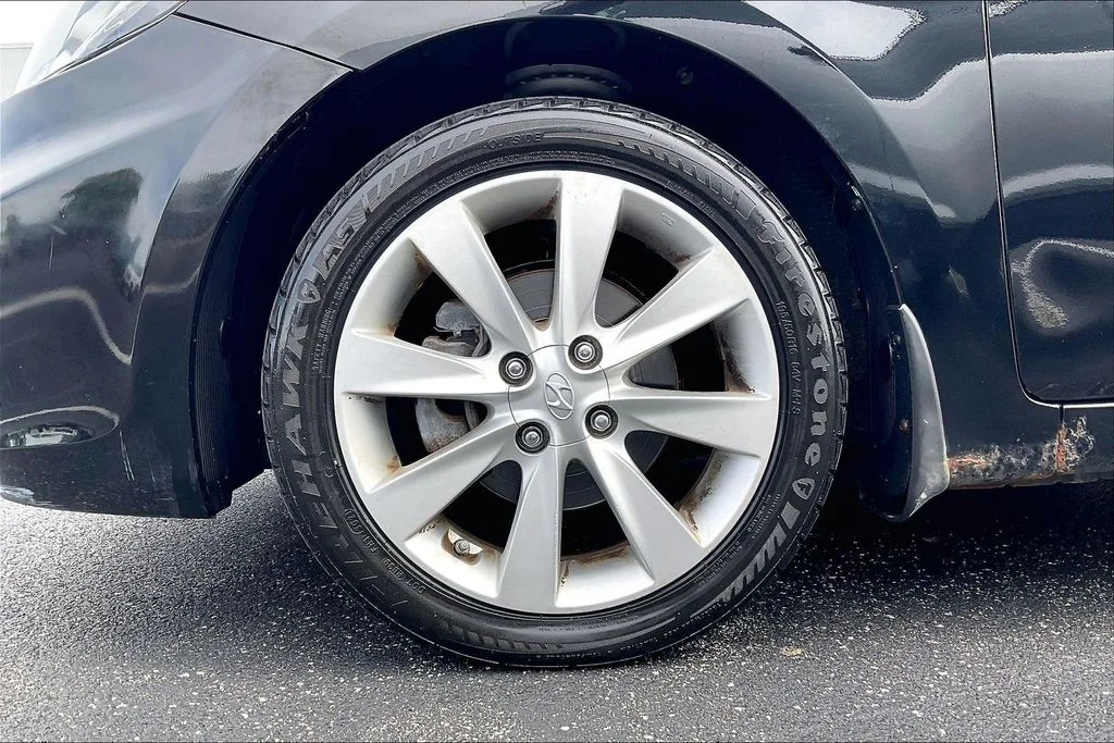 Used 2013 Black Hyundai SE image 8