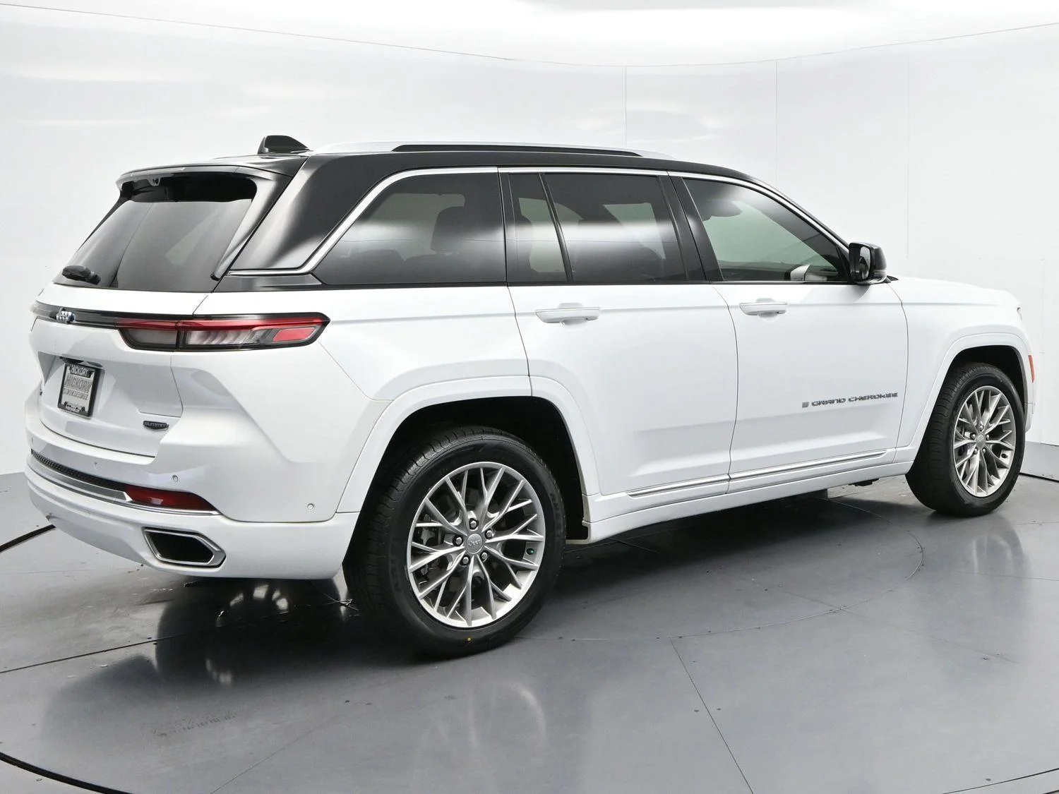 Used 2022 Bright White Clearcoat Jeep Summit image 7