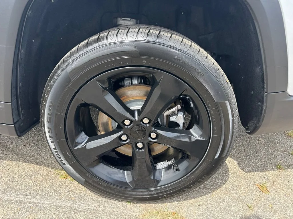 Used 2022  Jeep Limited image 36