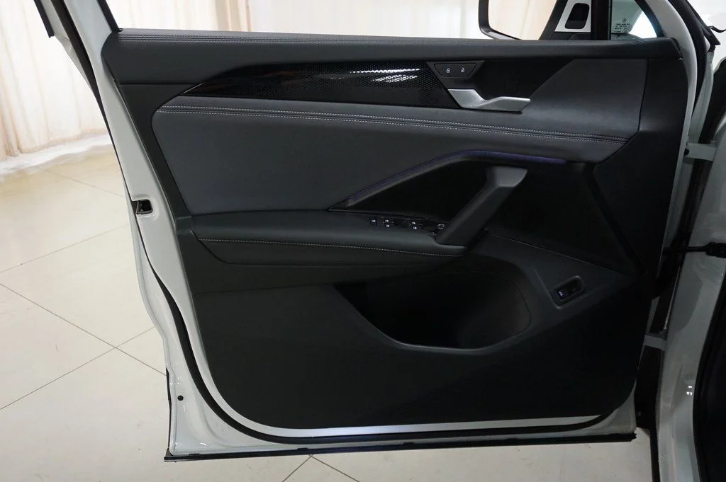 New 2026 Pure White Volkswagen SE image 25