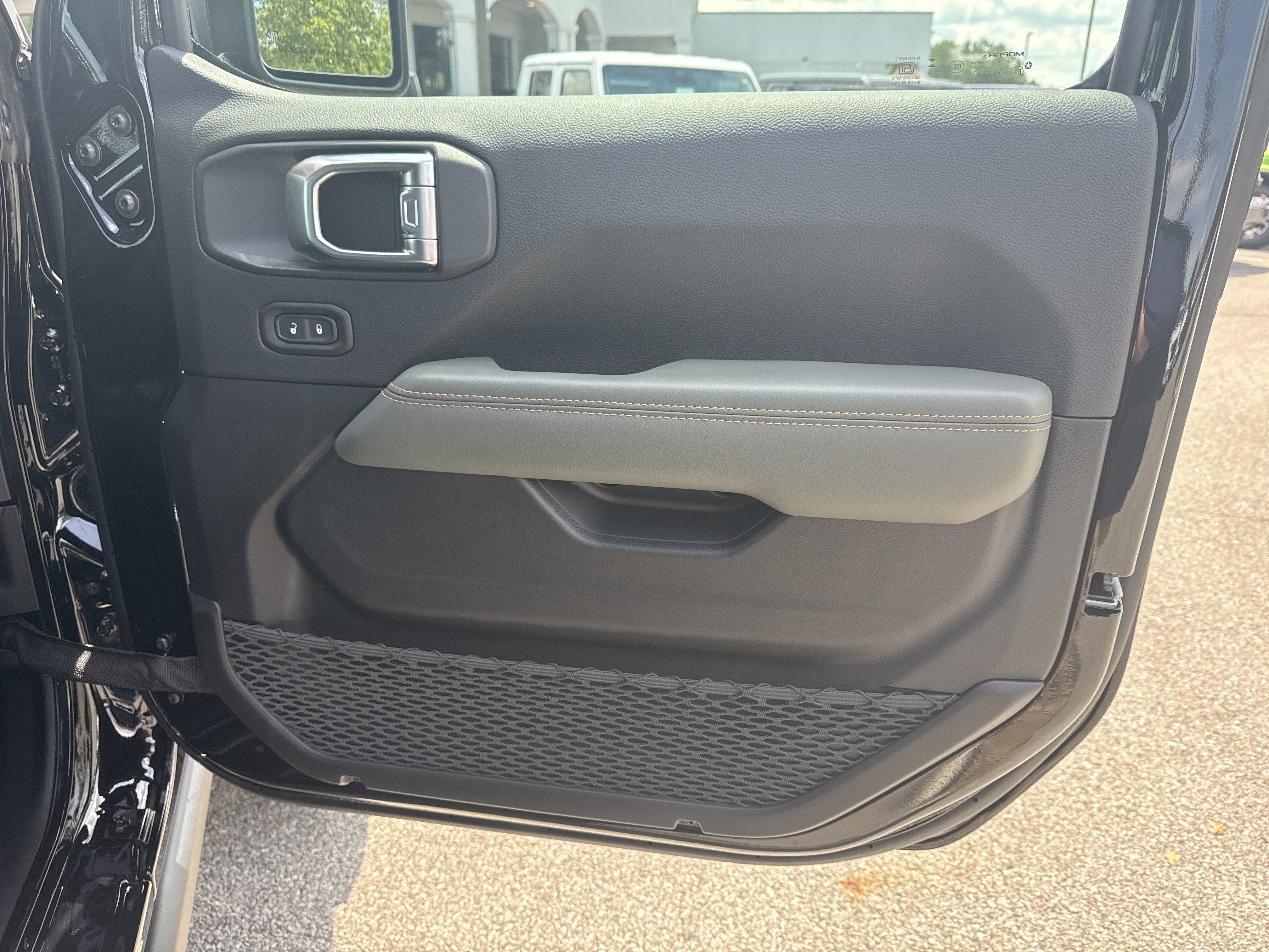 New 2026 Black Clear-Coat Exterior Paint Jeep Mojave X image 15