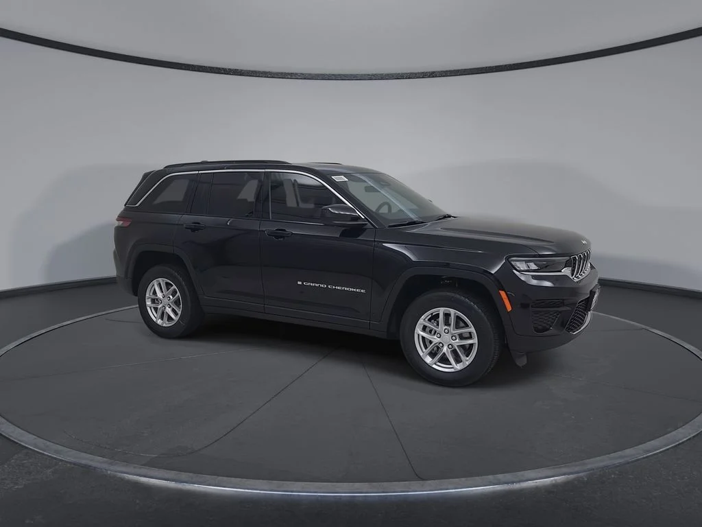 New 2026 Diamond Black Crystal Pearl-Coat Exterior Paint Jeep Laredo X image 2