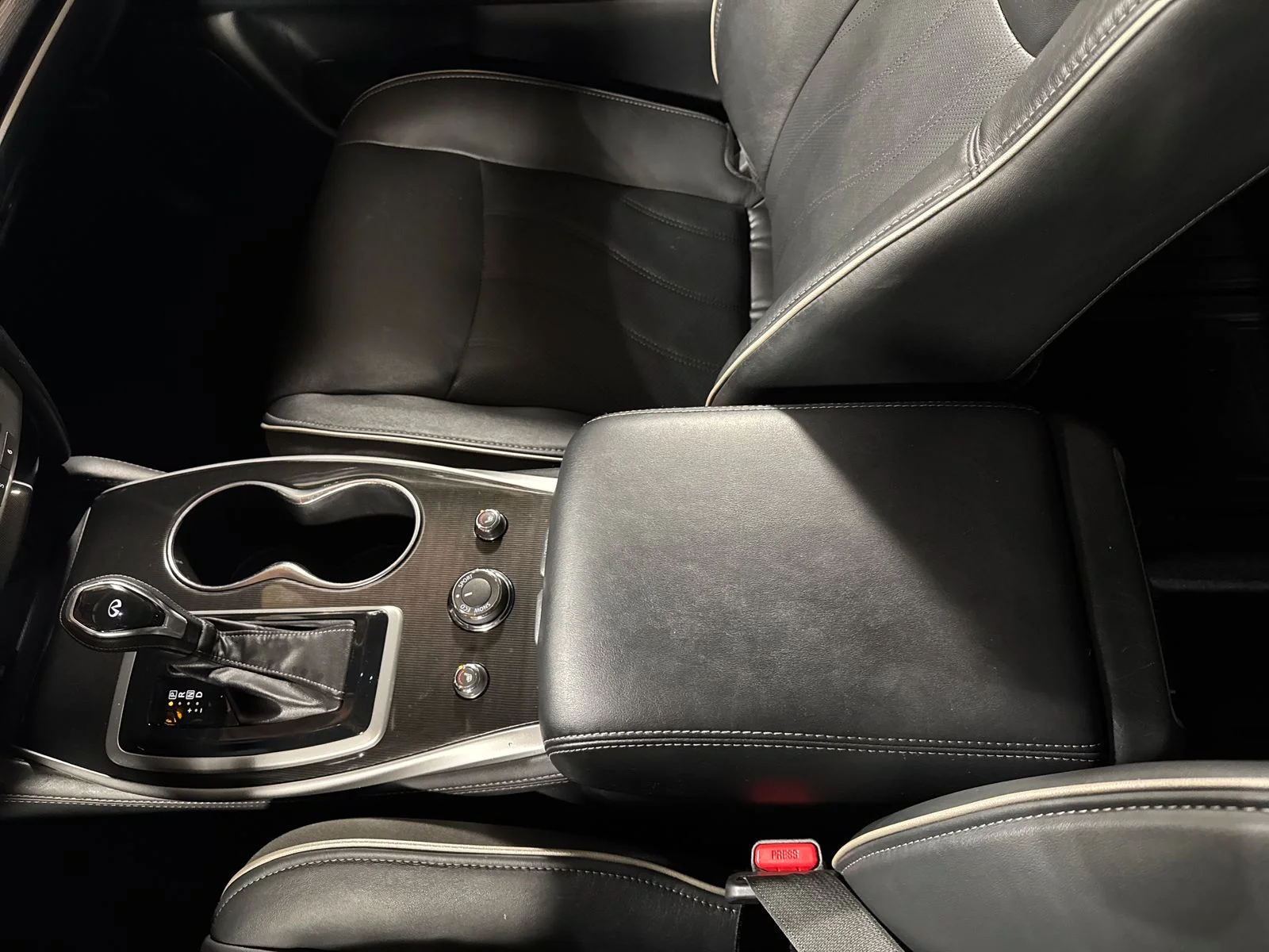 Used 2019 White INFINITI LUXE image 28
