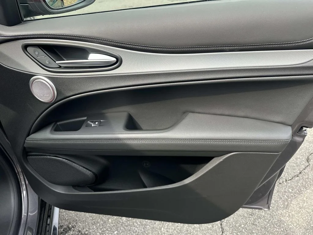 New 2026 Vesuvio Gray Metallic Exterior Paint Alfa Romeo Base image 19