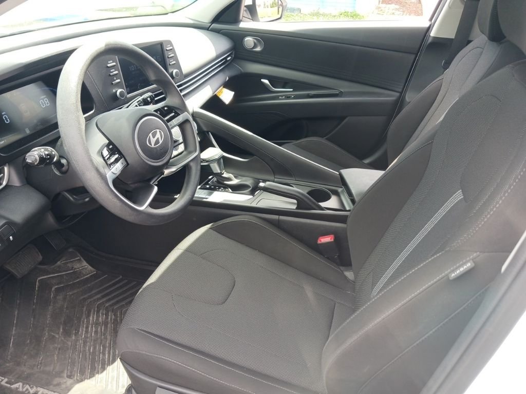 Used 2025 White Hyundai SE image 9