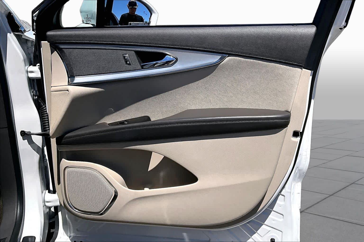 Used 2020 Pristine White Lincoln Standard image 21